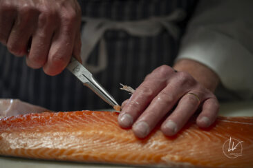Photographe culinaire - Reportage métier fumage saumon fumé Label Rouge - Fumage de Bourgogne (71)