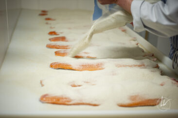 Photographe culinaire - Reportage métier fumage saumon fumé Label Rouge - Fumage de Bourgogne (71)